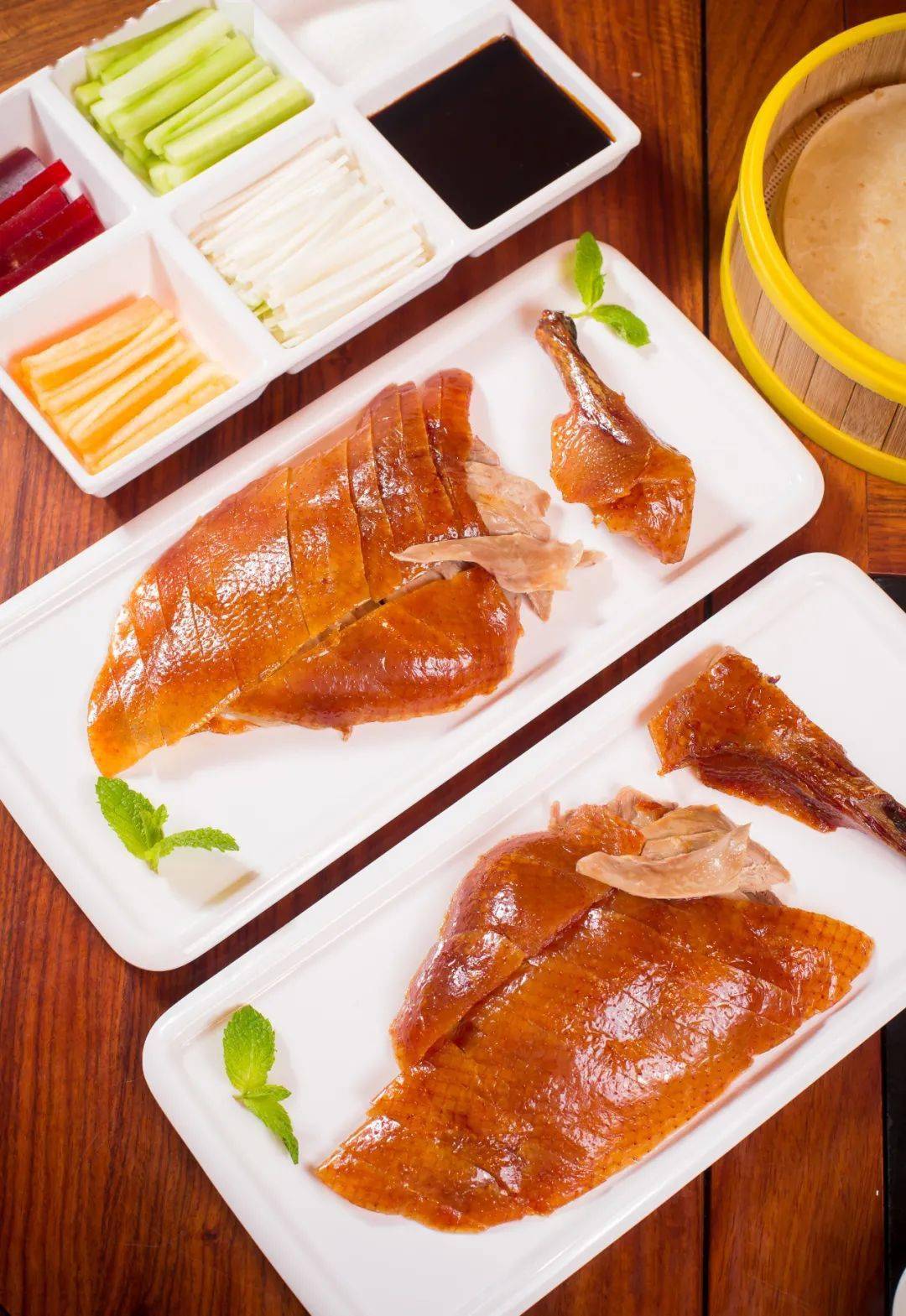 烤鸭最新装盘，一盘美食背后的温馨故事